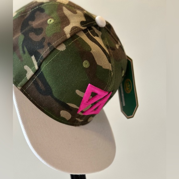 Limited Edition Thick as Thieves Signature Logo SnapBack Cap- Camo/White/Pink - Picture 1 of 6